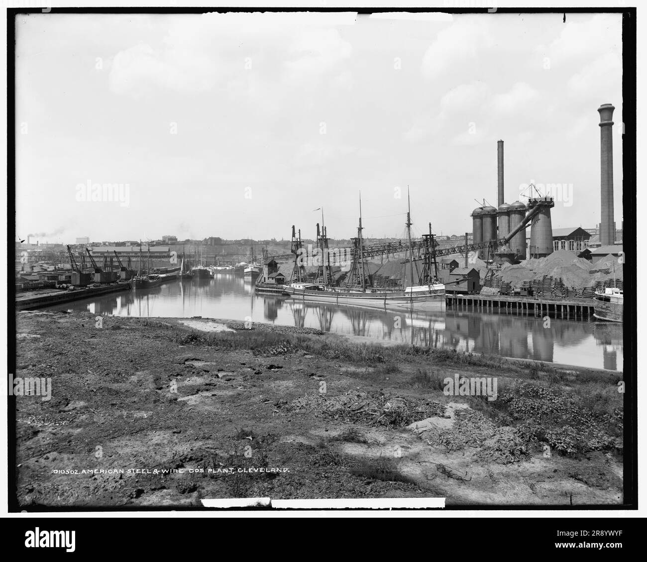 American Steel &amp; Wire Company, Cleveland, c1901. „Zapotec“ Frachtboot und Dampflokomotive am Kai. Stockfoto
