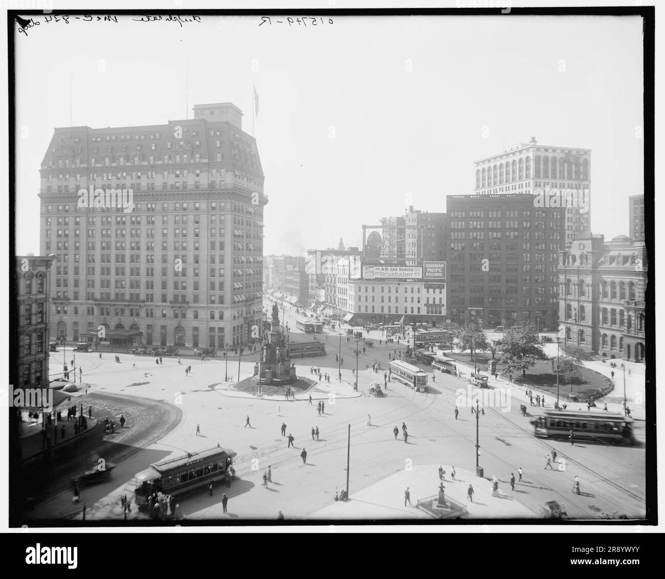 Campus Martius, Detroit, Michigan, zwischen 1910 und 1915. Beachten Sie Michigan Soldiers' and Sailors' Monument, Straßenbahnen und Werbung für Canadian Pacific Railway, Bier und „A.B. Gasbereiche“. Stockfoto