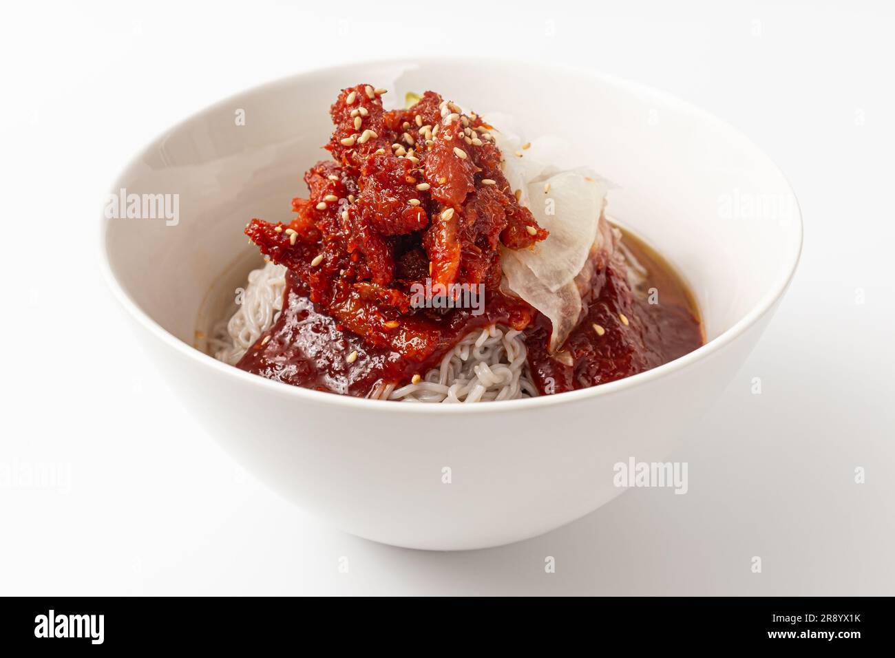 Halbtrockene Gewürzmischung Alaska pollock Naengmyeon auf weißem Hintergrund Stockfoto