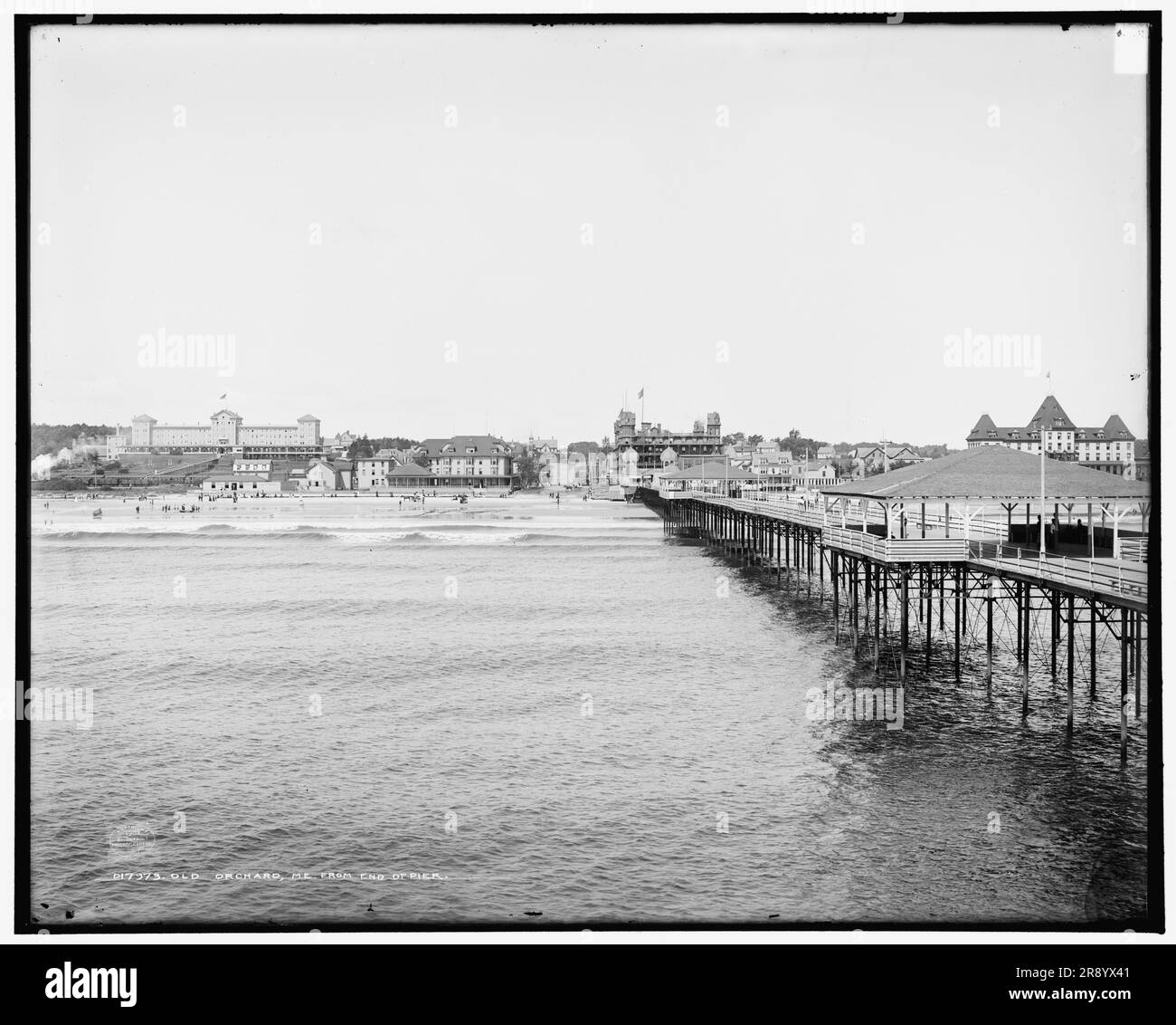 Old Orchard, Maine, am Ende des Piers, c1904. Urlauber am Strand mit Hotels, Dampflokomotive, öffentlichen Badehäusern, Meerespark und Tintypfotografie: "Badebilder sind eine Spezialität". Stockfoto