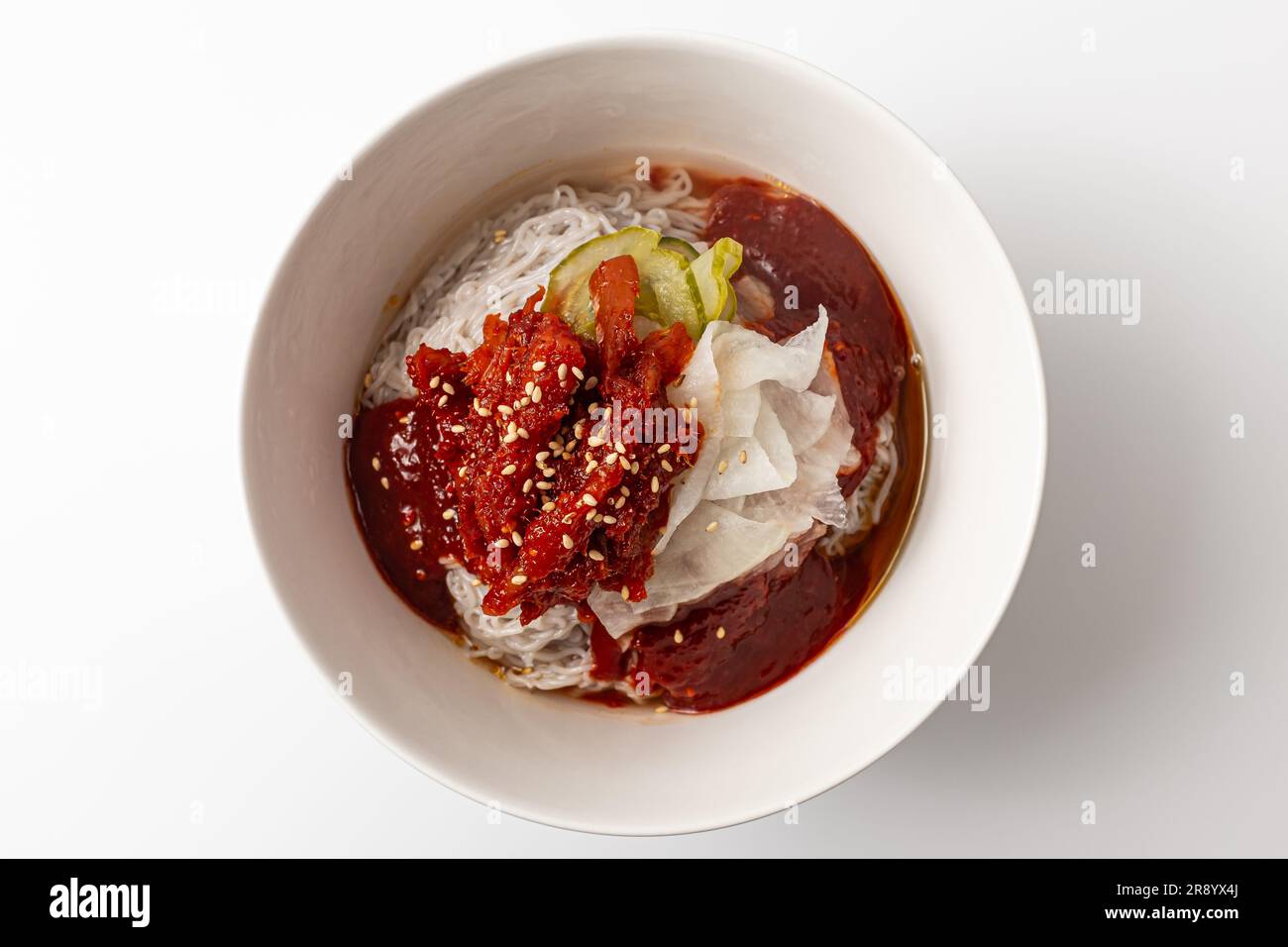 Halbtrockene Gewürzmischung Alaska pollock Naengmyeon auf weißem Hintergrund Stockfoto