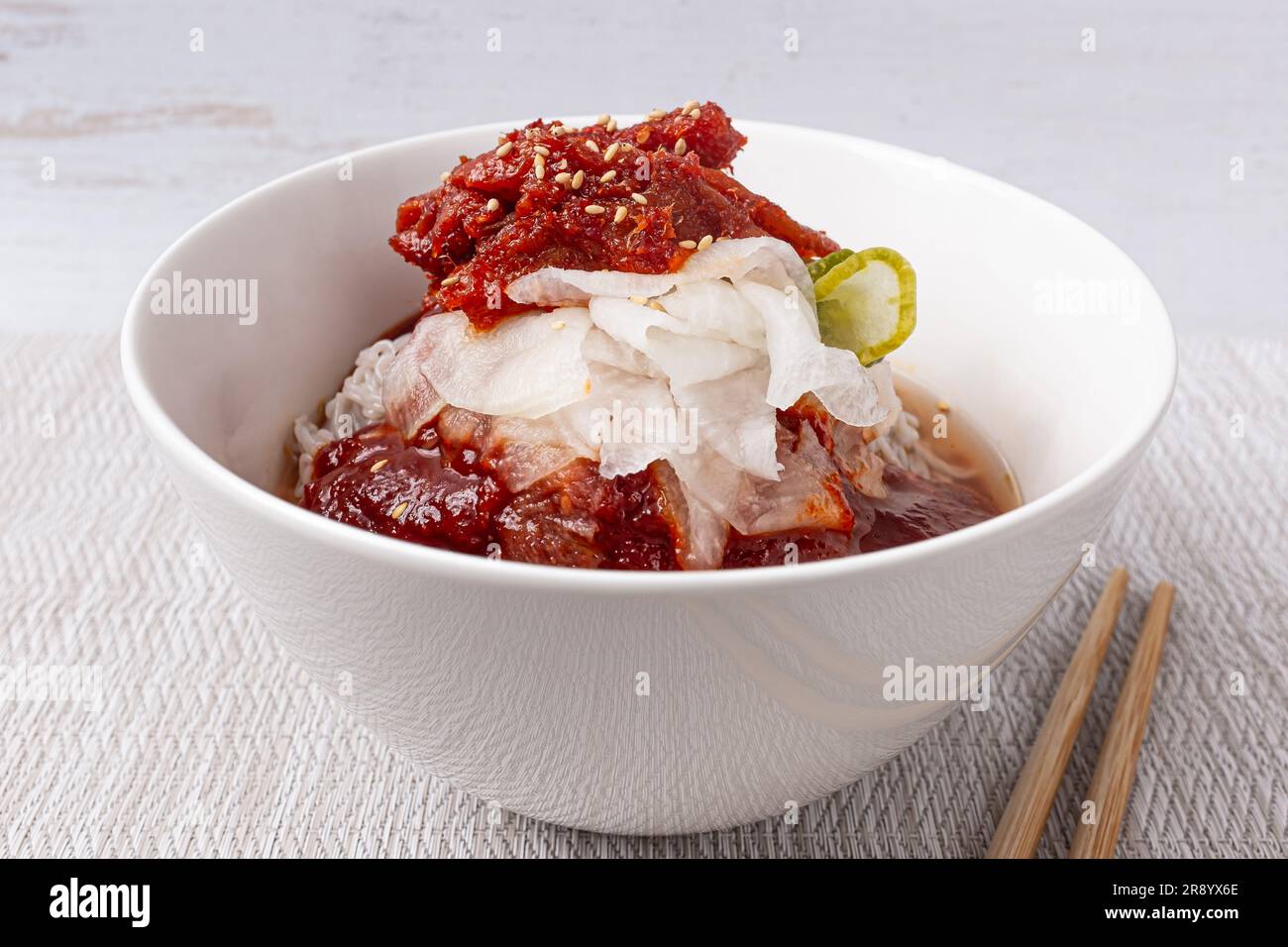 Gewürztes naengmyeon mit halbtrocken gewürztem Alaska pollock Stockfoto