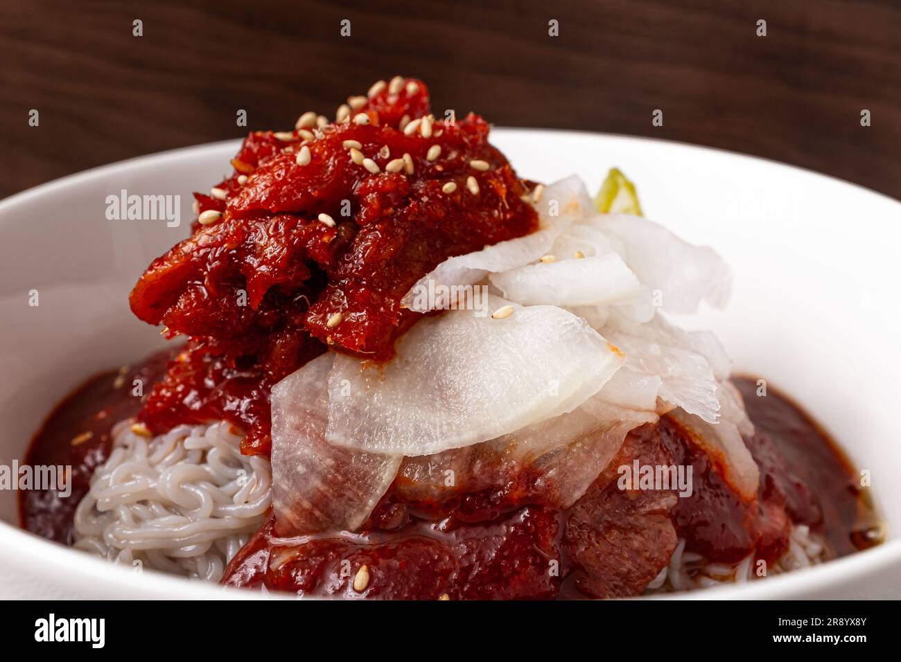 Gewürztes naengmyeon mit halbtrocken gewürztem Alaska pollock Stockfoto