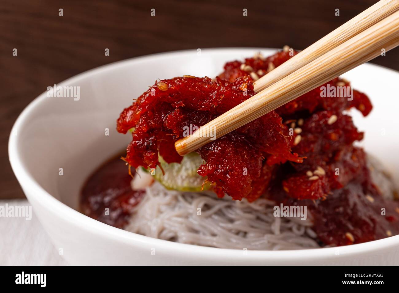 Gewürztes naengmyeon mit halbtrocken gewürztem Alaska pollock Stockfoto