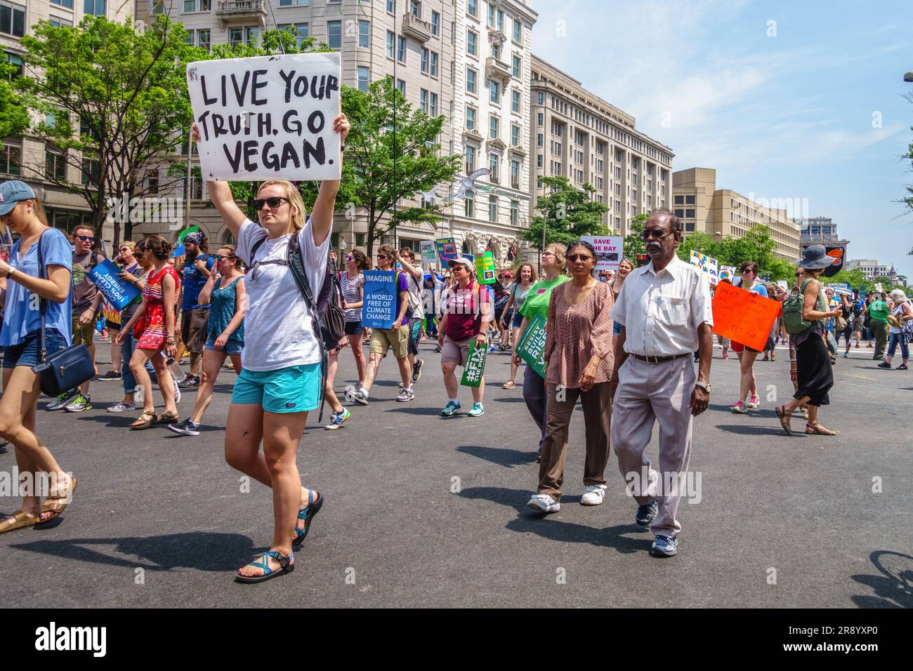 WASHINGTON, DC, USA - 29. APRIL 2017. Protestteilnehmer mit einem Schild mit der Aufschrift „Go Vegan“ in der Menge beim klimamarsch in Washington DC. Stockfoto