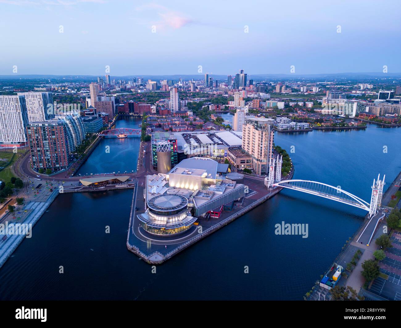 Luftaufnahme des Lowry Centre an den Salford Quays mit Manchester im Hintergrund, England Stockfoto