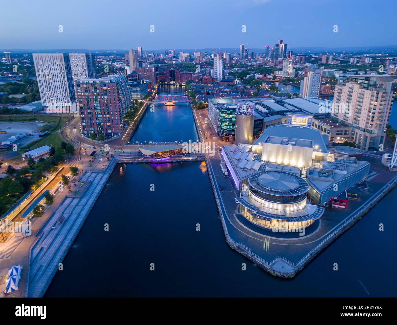 Luftaufnahme des Lowry Centre an den Salford Quays mit Manchester im Hintergrund, England Stockfoto