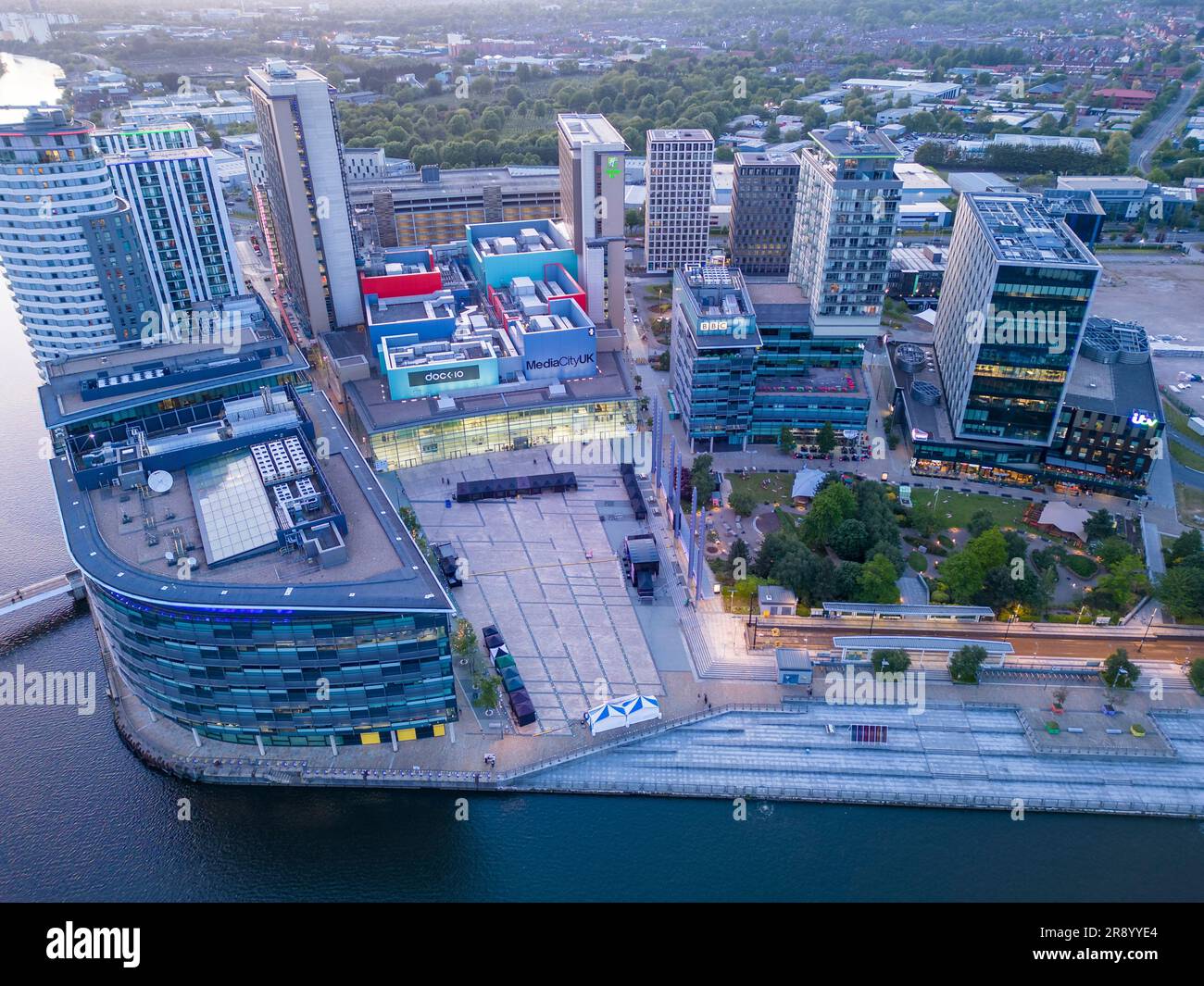 Luftaufnahme von BBC Media City in der Abenddämmerung, Salford Quays, Manchester, England Stockfoto