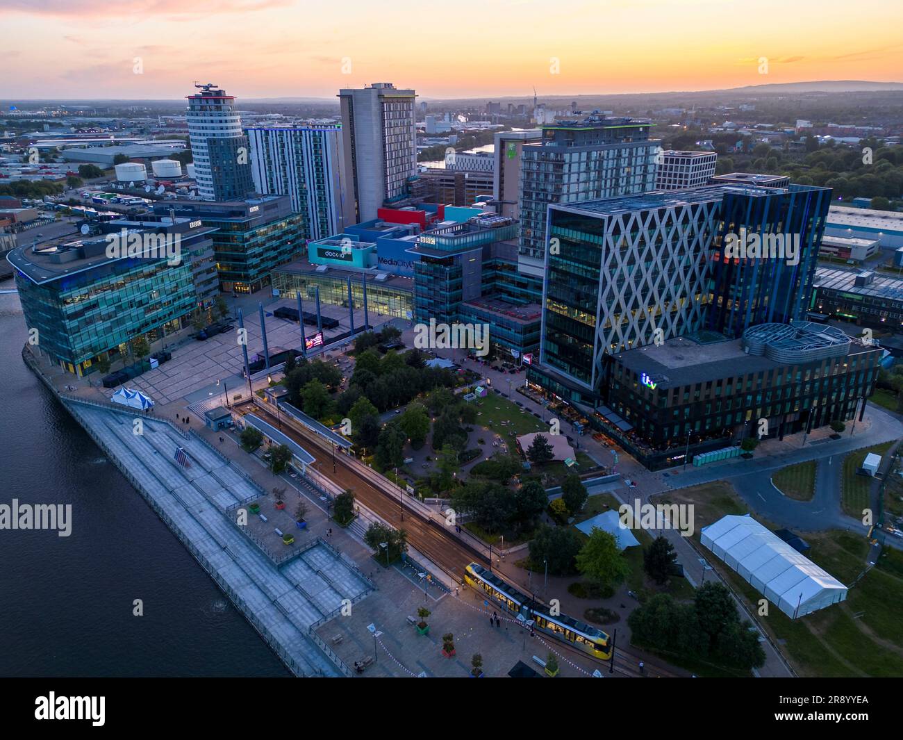 Luftaufnahme von BBC Media City bei Sonnenuntergang, Salford Quays, Manchester, England Stockfoto