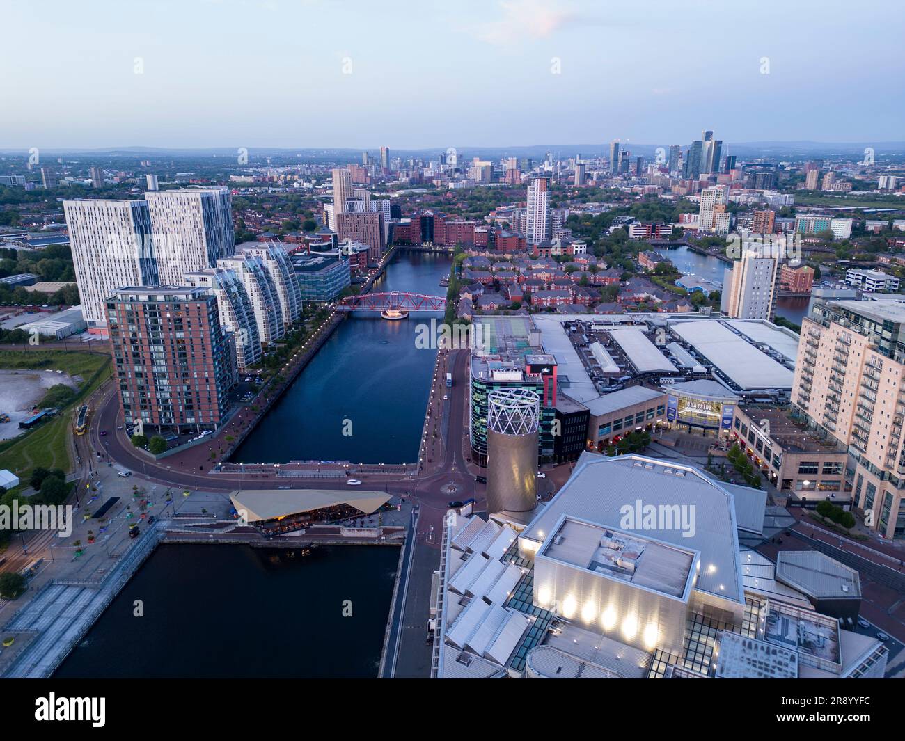 Blick aus der Vogelperspektive auf die NV Apartments und Wohnhäuser, Salford Quays, Manchester, England Stockfoto