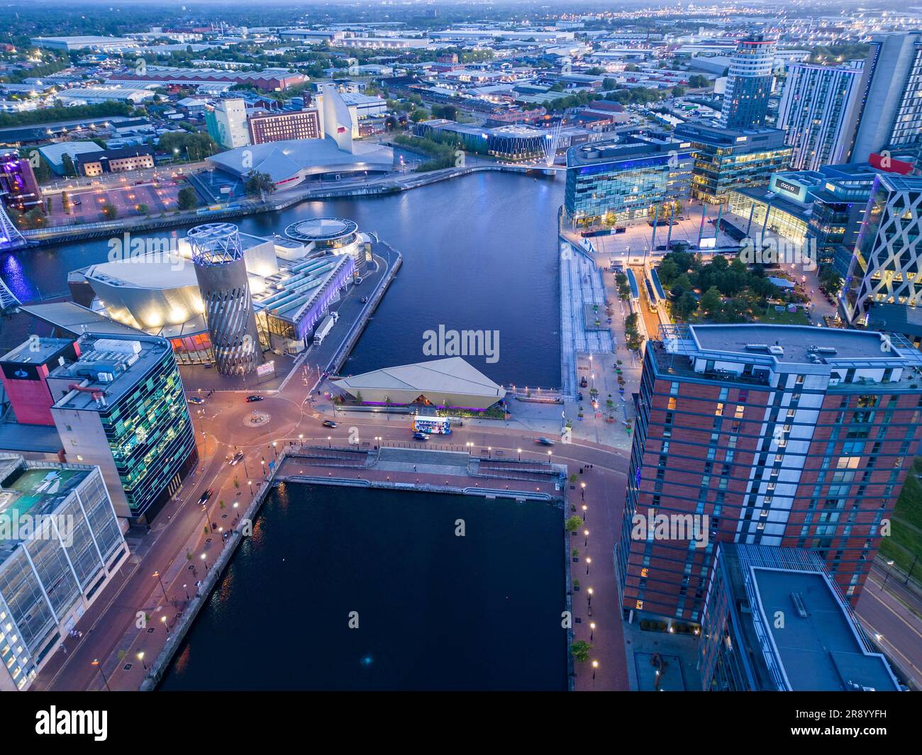 Blick aus der Vogelperspektive auf Salford Quays bei Sonnenuntergang, Salford, Greater Manchester Stockfoto