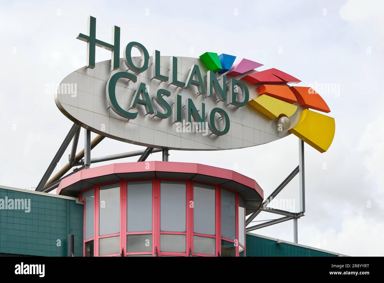 Fassade des Holland Casino in Leeuwarden mit mehrfarbigem Logo. Holland Casino hat das exklusive Recht, Tischspiele in den Niederlanden anzubieten. Stockfoto