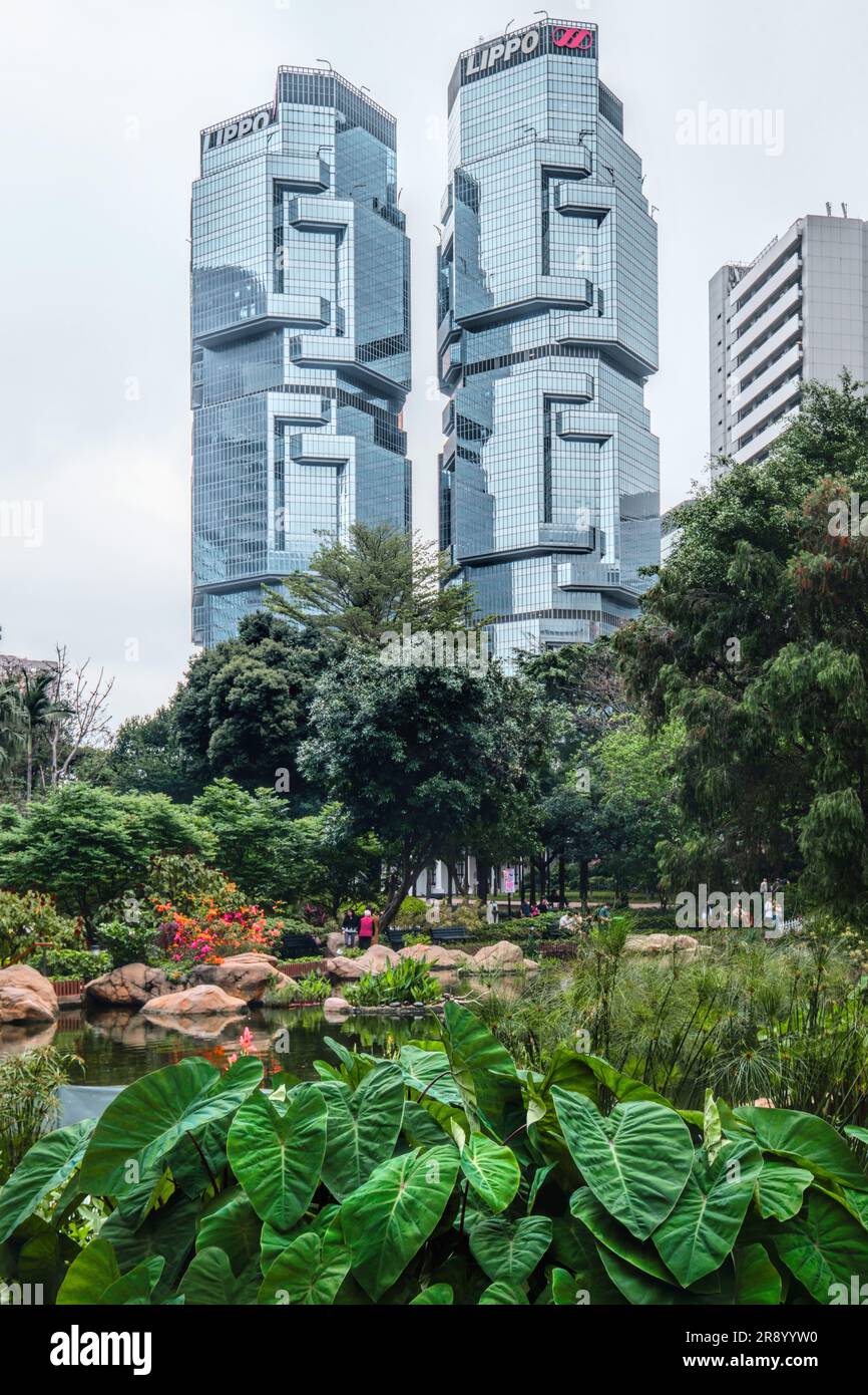 Hongkong - April 24 2023: Hong Kong Park und Lippo Centre Wolkenkratzer mit zwei Turmen in Admiralty, entworfen von Paul Rudolph Stockfoto