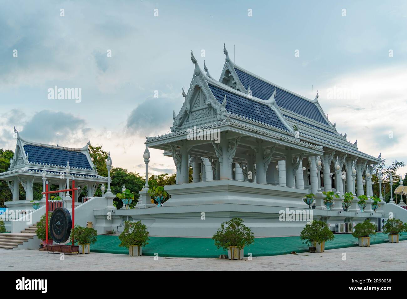 Die architektonische Pracht von Wat Kaew Ko Wararam, dem bezaubernden weißen Tempel in Krabi, Thailand, wird festgehalten Stockfoto