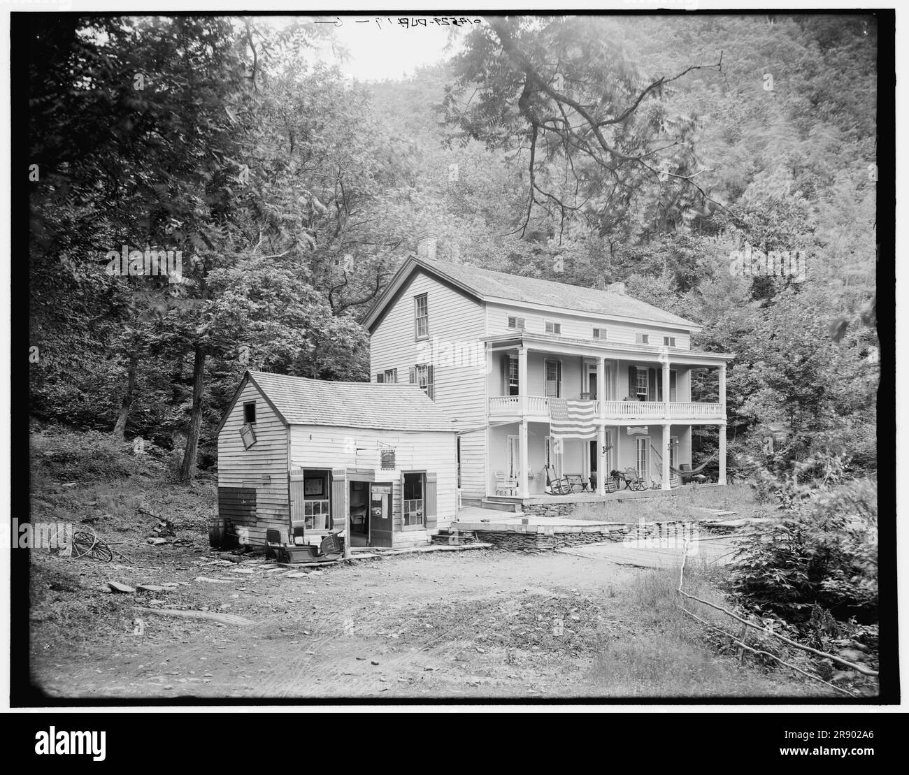 Rip Van Winkle House, Sleepy Hollow, Catskill Mountains, New York, c1902. Rip Van Winkle Hotel und Souvenirladen, in dem Bier verkauft wird. Touristenattraktion, die die Geografie einer Schlucht ausnutzt, die der in der Geschichte von „Rip Van Winkle“ vom amerikanischen Autor Washington Irving beschriebenen ähnelt. Die Gebäude wurden verlassen und später nach dem Bau der Otis Elevating Railway abgebrannt. Stockfoto