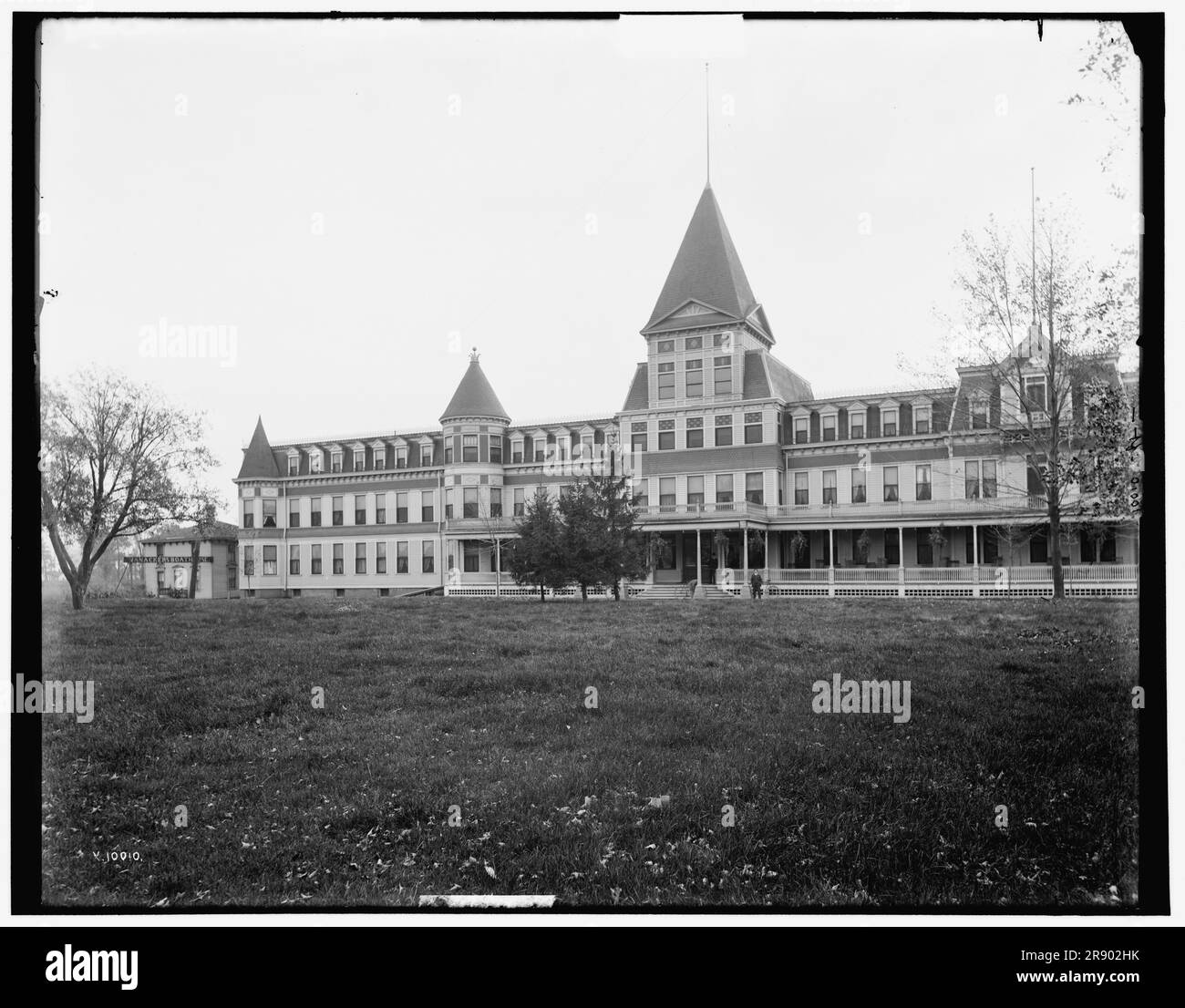 Egnew-Avery Hotel, Mount Clemens, Michigan, zwischen 1880 und 1899. Das Avery House und das Hotel Egnew wurden mit dem ersten Badehaus des Mount Clemens, dem Original genannt, verbunden, das 1873 erbaut wurde. Seine Mineralquellen führten zum Mount Clemens, der als „Bath City of America“ bekannt wurde. Stockfoto