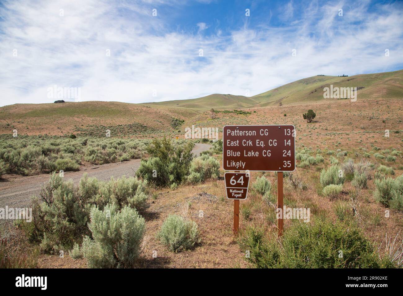 Das Modoc National Forest-Schild weist auf Entfernungen auf abgelegenen Straßen in der Nähe von Surprise Valley California hin. Stockfoto