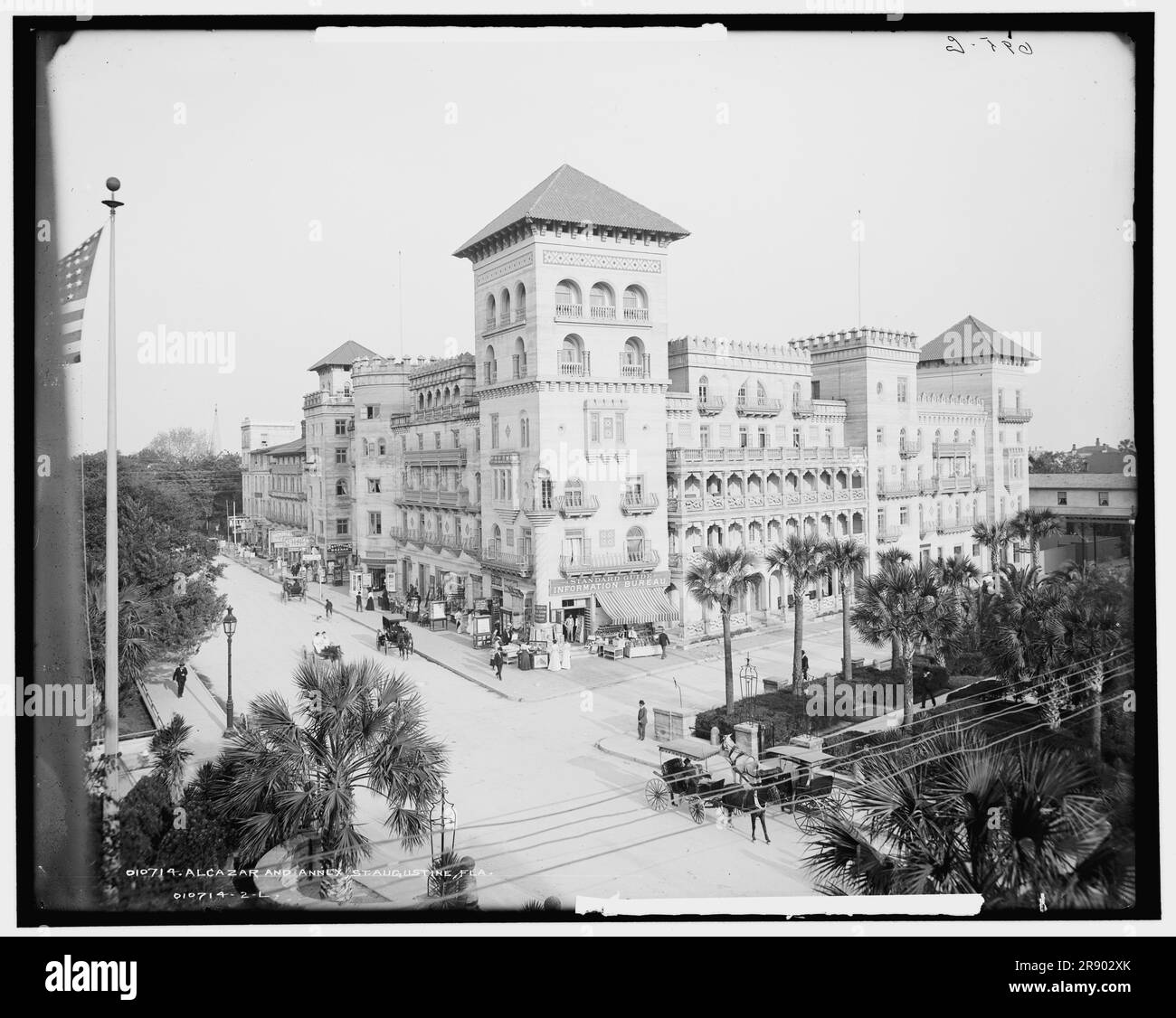 Hotel Alcazar und Anbau, St. Augustine, Florida, c1903. Das Hotel wurde von Henry Flagler in Auftrag gegeben, um wohlhabende Touristen anzusprechen, die mit seiner Eisenbahn Florida East Coast Railway über den Winter in den Süden gereist sind. Es wurde im Stil der spanischen Renaissance von Carr&#XE8;RE und Hastings entworfen. Beachten Sie das Standard Guide Information Bureau und Souvenirläden. Stockfoto