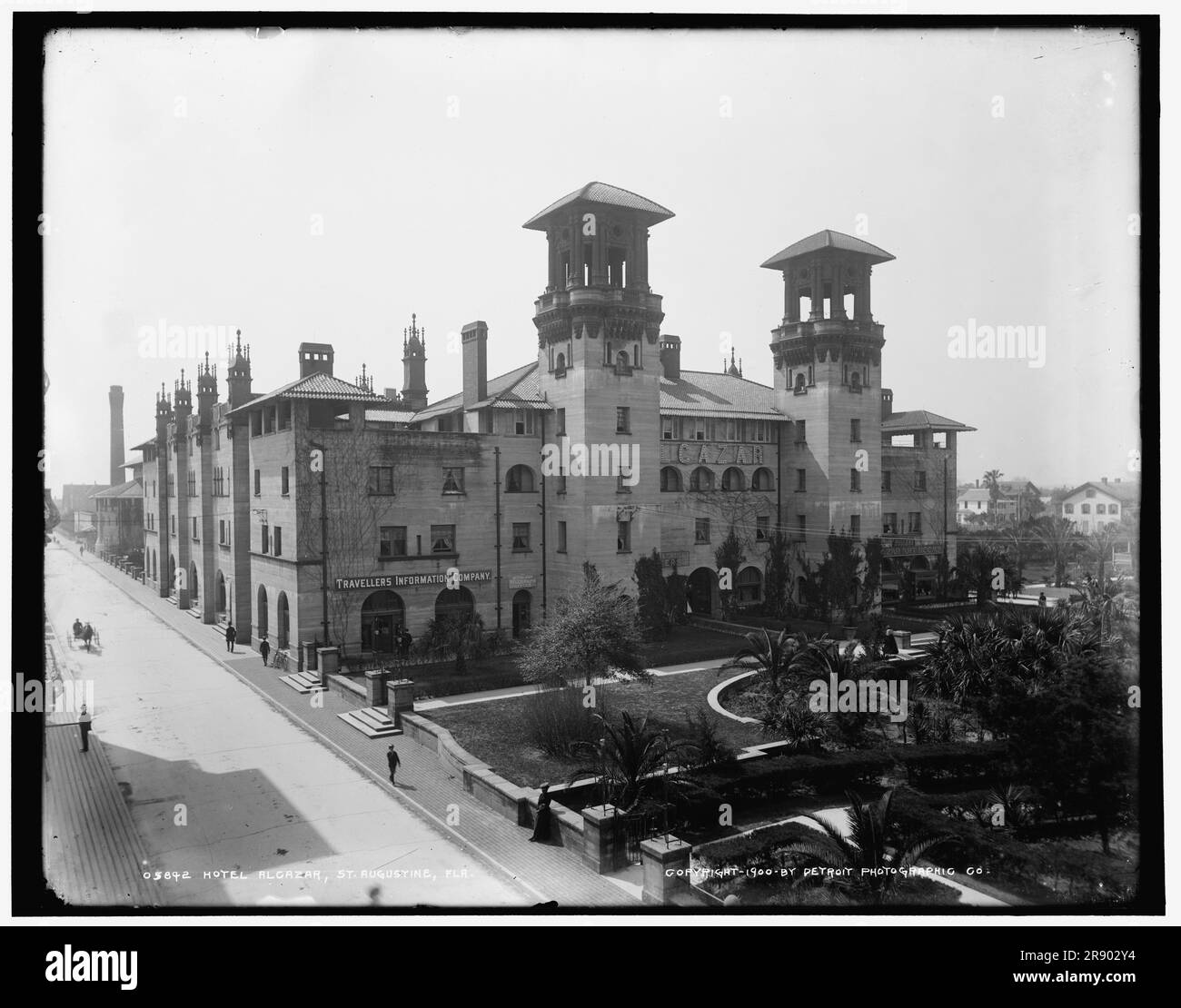 Hotel Alcazar, St. Augustine, Florida, c1900. Das Hotel wurde von Henry Flagler in Auftrag gegeben, um wohlhabende Touristen anzusprechen, die mit seiner Eisenbahn Florida East Coast Railway über den Winter in den Süden gereist sind. Es wurde im Stil der spanischen Renaissance von CarrèRE und Hastings entworfen. Bitte beachten Sie das Büro des Travellers Information Company. Stockfoto