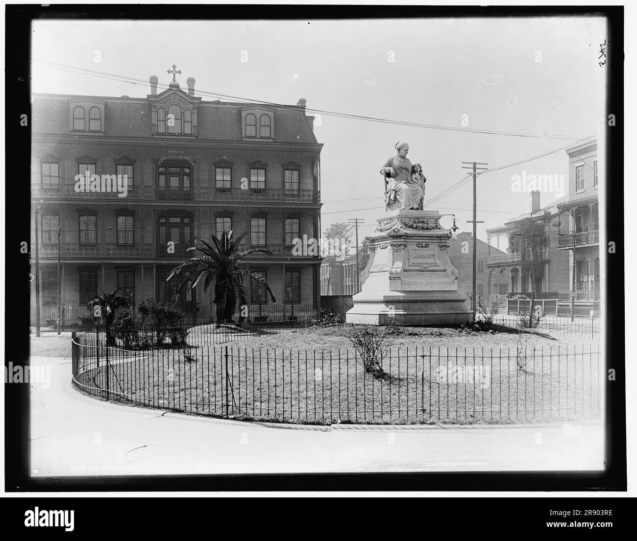 Margaret Monument, New Orleans, c.between 1890 und 1901. Die Statue der Margaret Haughery erinnert an die Philanthropistin Margaret Haughery (1813-1882). Bekannt als „Mutter der Waisen“, widmete sie ihr Lebenswerk der Pflege und Ernährung der Armen und Hungernden von New Orleans und der Finanzierung und dem Bau von Waisenhäusern in der ganzen Stadt. Die Statue wurde von Alexander Doyle entworfen und 1884 gewidmet, eine der ersten Gedenkstätten in den USA, die einer Frau gewidmet sind Stockfoto