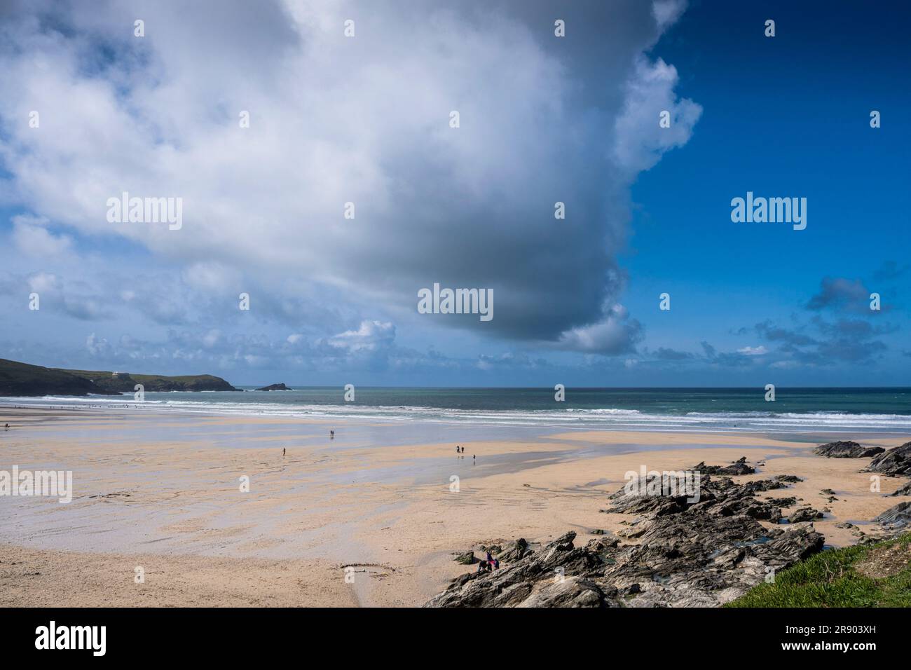 Dramatische Wolkenbildung über einem ruhigen Fistral Beach bei Ebbe in Newquay in Cornwall, England, Großbritannien. Stockfoto