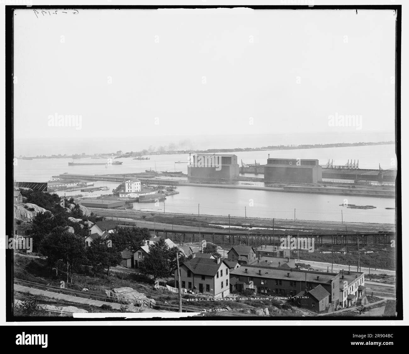 Aufzüge und Hafen, Duluth, Minn., c1905. Stockfoto