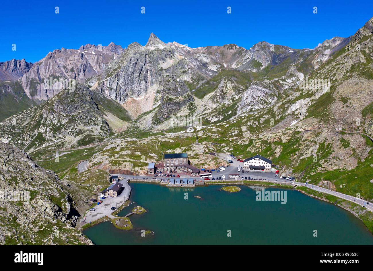 Blick von der Great St. Bernard Überqueren Sie den Bergsee Lac du Grand-St-Bernard zu den italienischen Alpen mit dem Peak Pain de Sucre in Italien Stockfoto