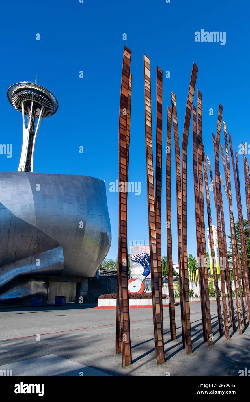 Seattle, WA, USA – Juli 2022; niedrige vertikale Ansicht der Wand aus Stahlklingen Kunstwerk Grass Blades von John Fleming mit Blechfassade des Museum of Stockfoto