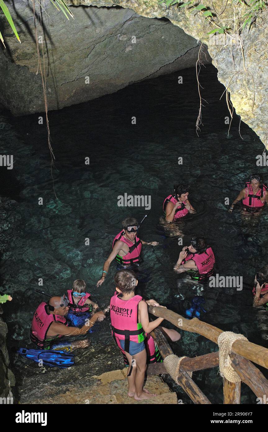 Besucher im unterirdischen Fluss, Yucatan, Underground, Xcaret Eco Park, in der Nähe von Playa del Carmen, Riviera Maya, Quintana Roo, Yucatan, Mexiko Stockfoto