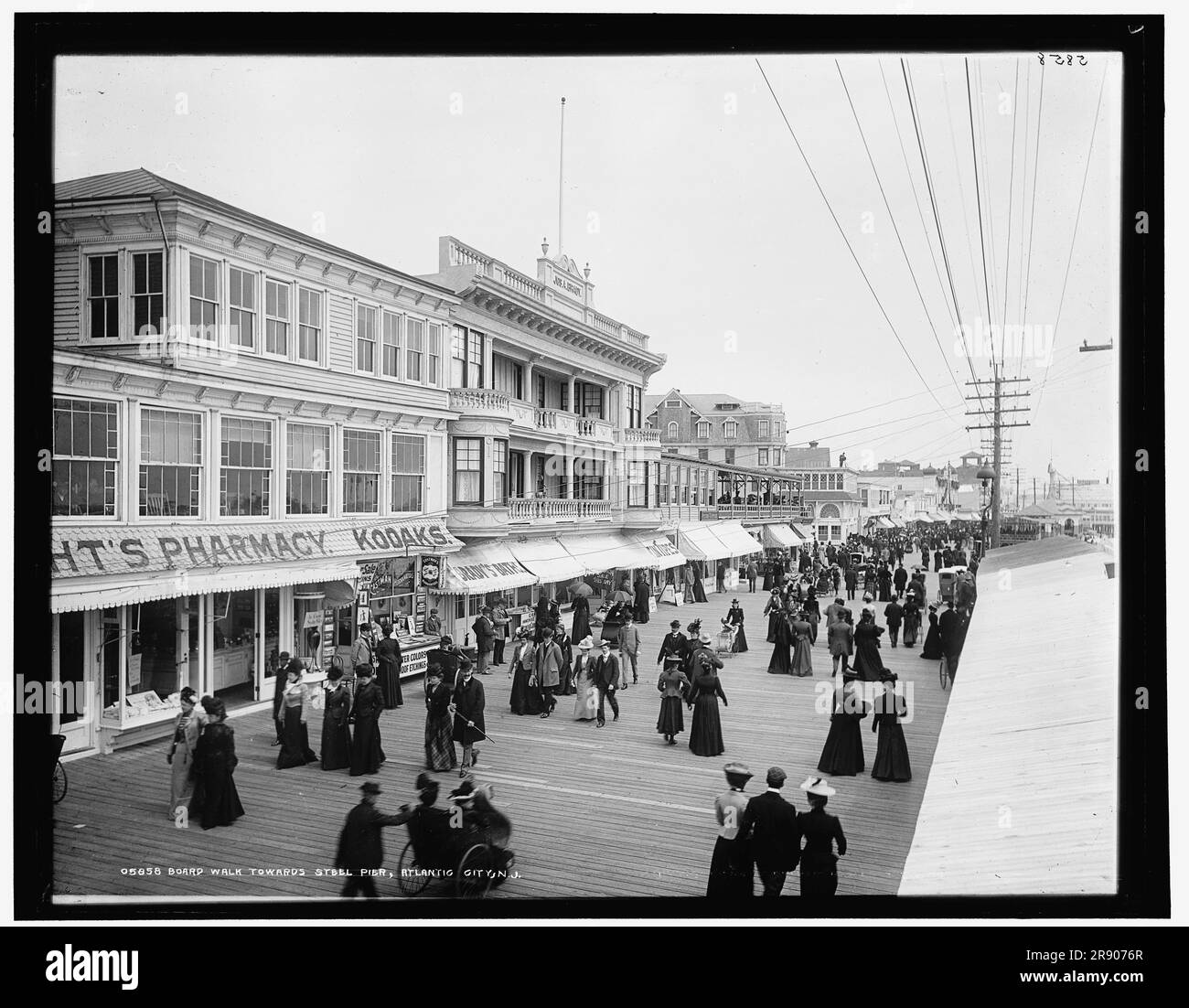 Gehen Sie an Bord in Richtung Steel Pier, Atlantic City, N.J., c1900. Stockfoto
