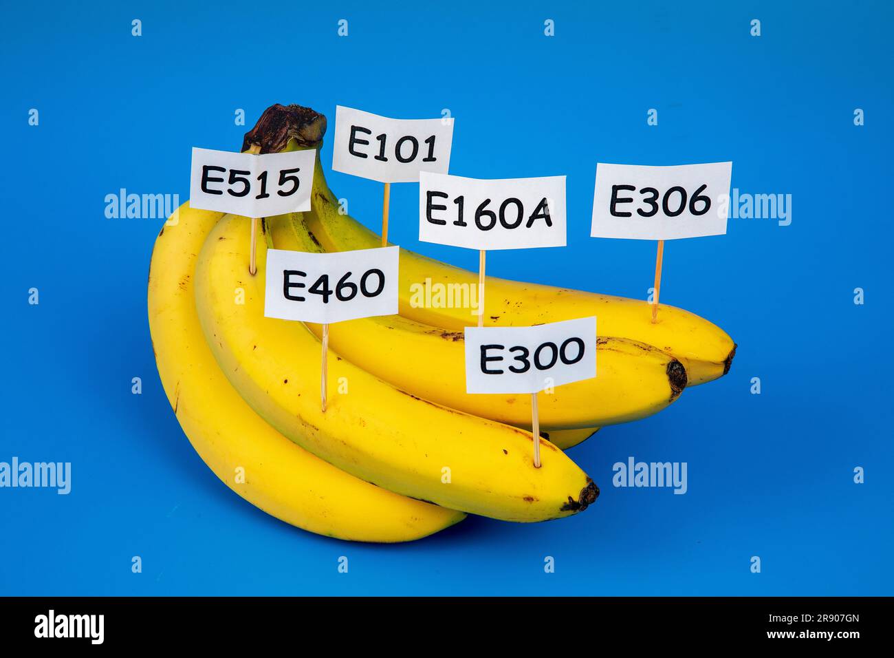 E-Nummern sind auf einem Bananenstück angegeben. E-Nummern („E“ steht für „Europa“) sind Codes für Stoffe, die als Lebensmittelzusatzstoffe zur Verwendung in der EU verwendet werden Stockfoto