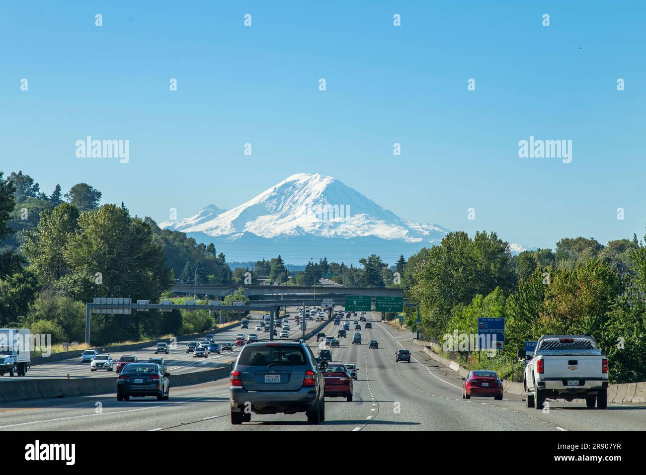 Seattle, WA, USA - Juli 2022; Panoramablick auf die geschäftige Interstate 5 in südlicher Richtung mit dem schneebedeckten Mt Rainier im Hintergrund Stockfoto