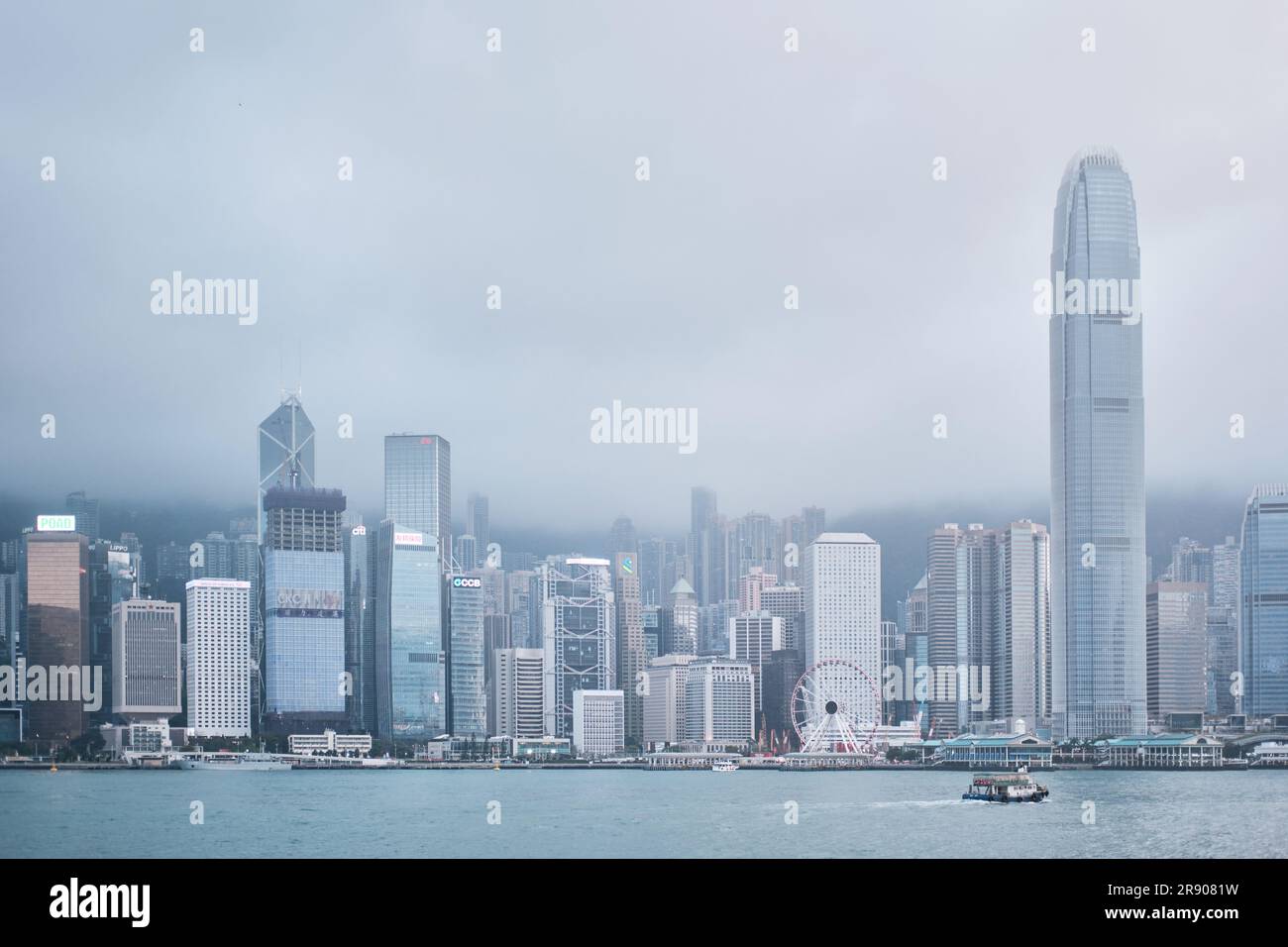 Hongkong, China - 24. April 2023: Blick auf das moderne Hongkong und den World Trade Center Tower Stockfoto