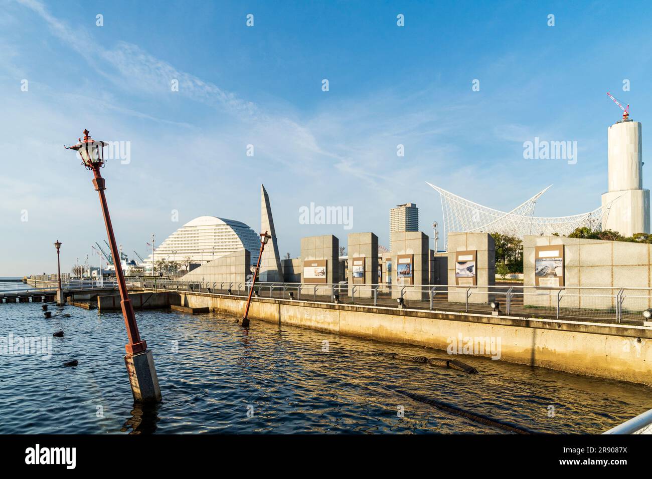 Ein beschädigter Teil des Kais hinterließ als Gedenkstätte das Oriental Hotel, wie es nach dem Erdbeben in Kobe war. Goldene Stunde, blauer Himmel. Stockfoto