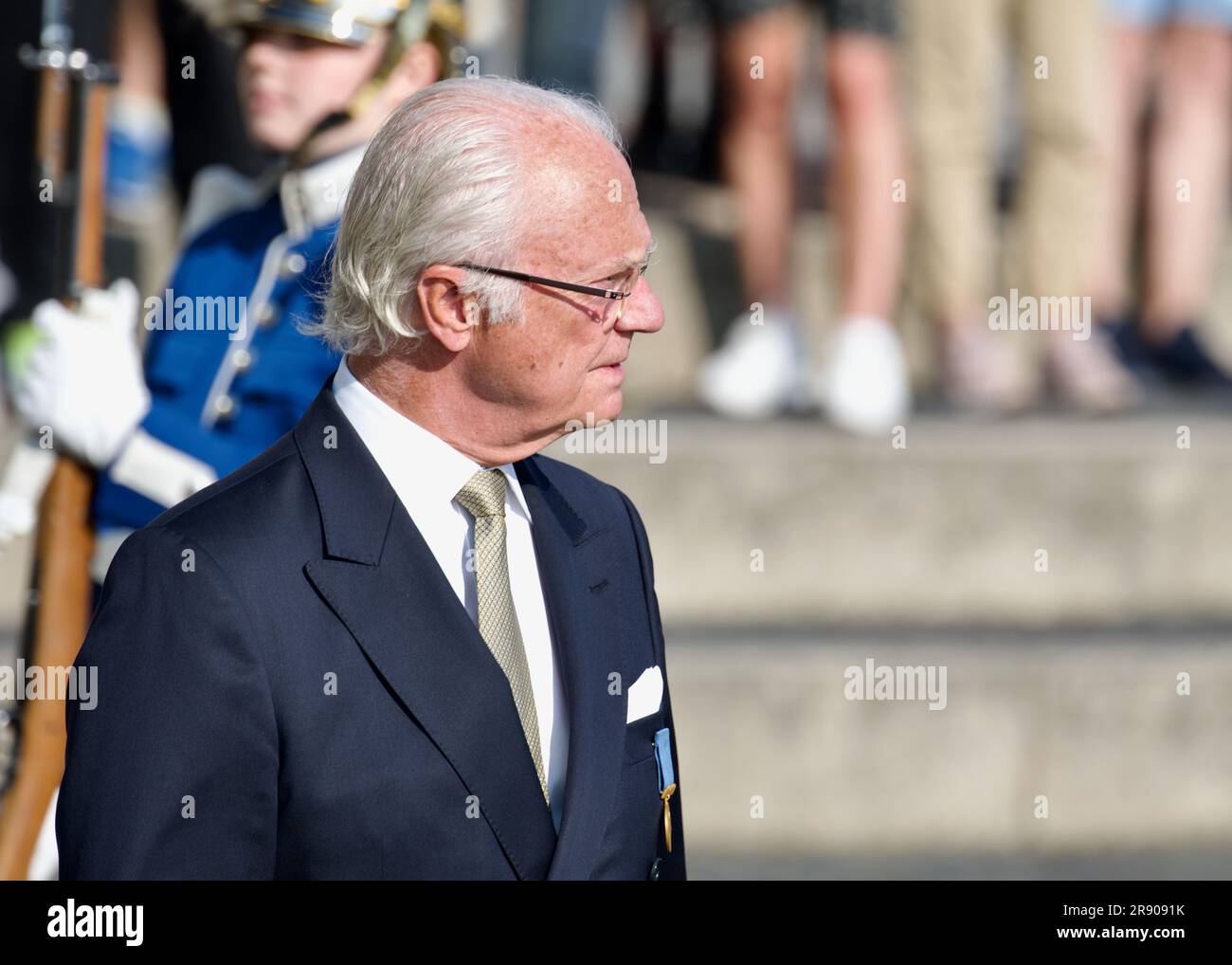 STOCKHOLM, SCHWEDEN - 22. JUNI 2023: König Carl XVI Gustaf und Königin Silvia betreten das königliche Schiff Vasaorden für die Feier im Stockholmer Rathaus Stockfoto