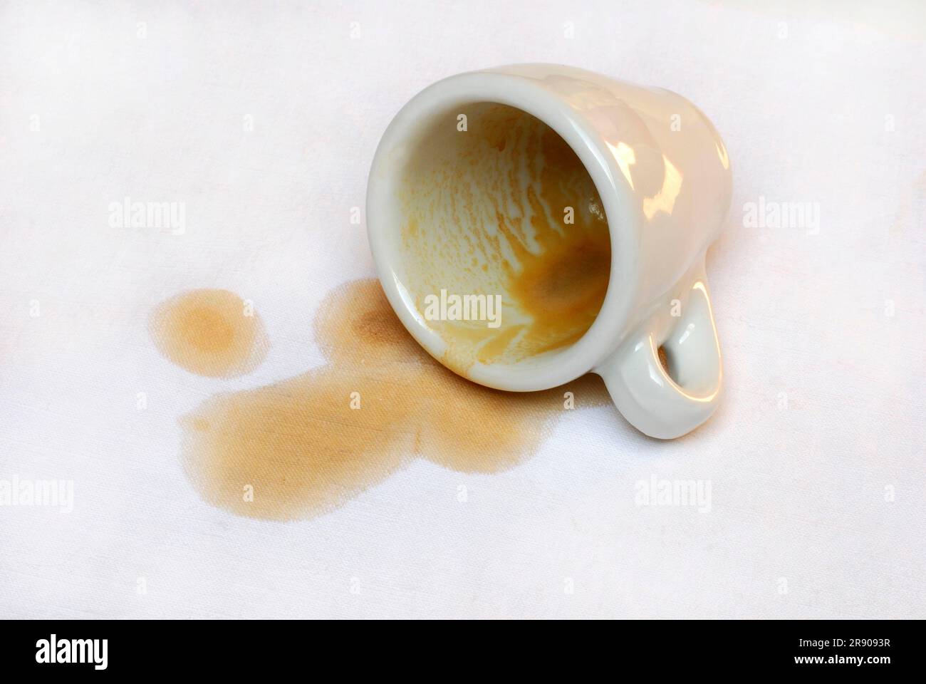 Kaffeetasse, verschütteter Kaffee, Kaffeeflecken, verschütteter Kaffee Stockfoto