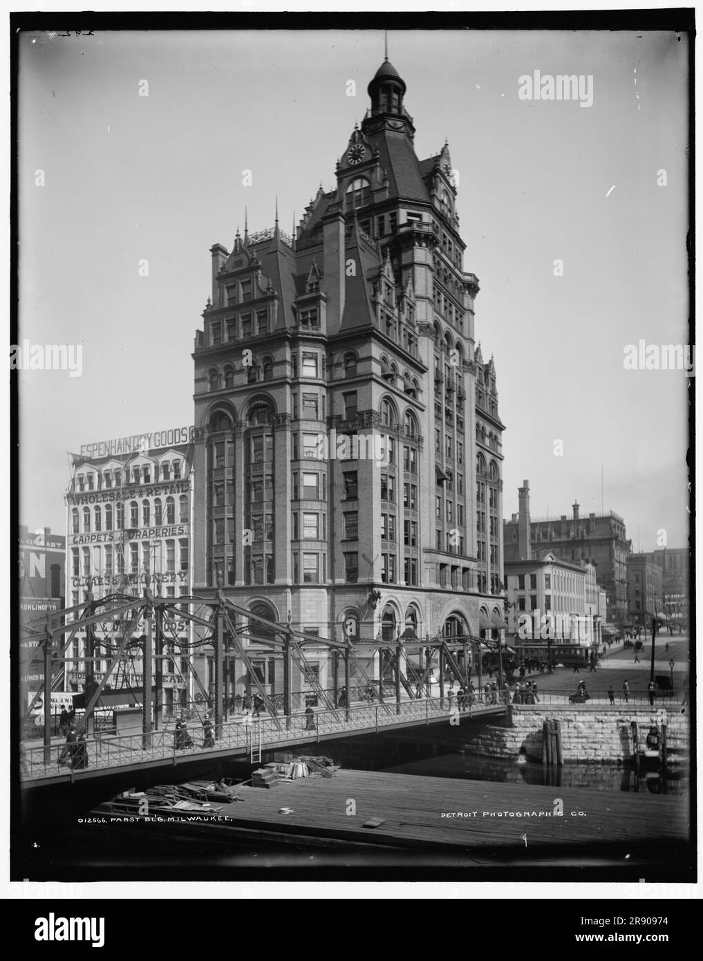 Pabst BL'g, Milwaukee, zwischen 1900 und 1915. Schwenkbrücke im Vordergrund, „Espenhain Goods...Wholesale &amp; Retail - Carpets &amp; Draperies, Cloaks &amp; Milinery“ auf der linken Seite neben dem Gebäude der Pabst Brewing Company. Stockfoto