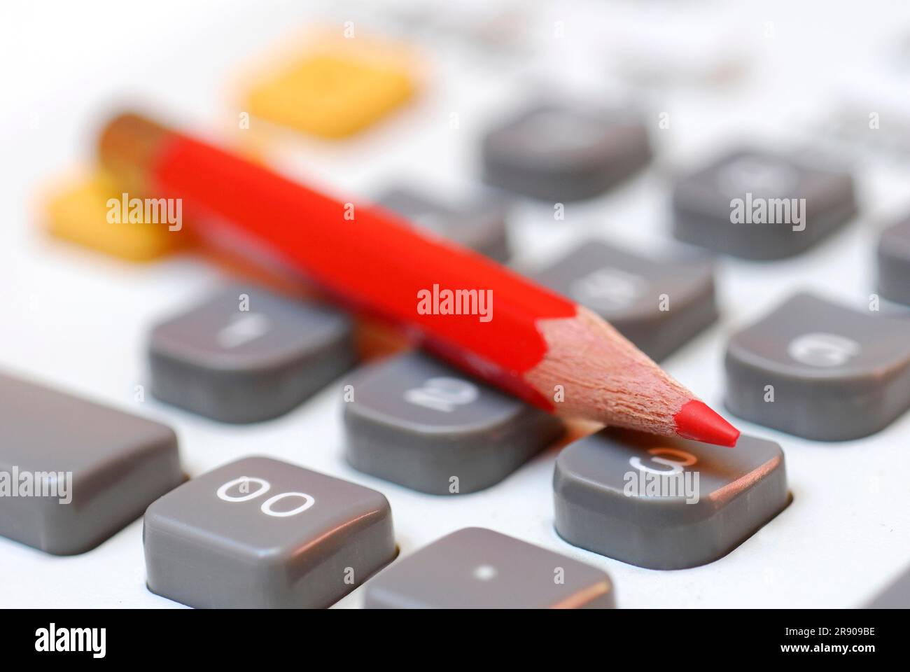 Roter Stift auf der Computertastatur, roter Stift Stockfoto