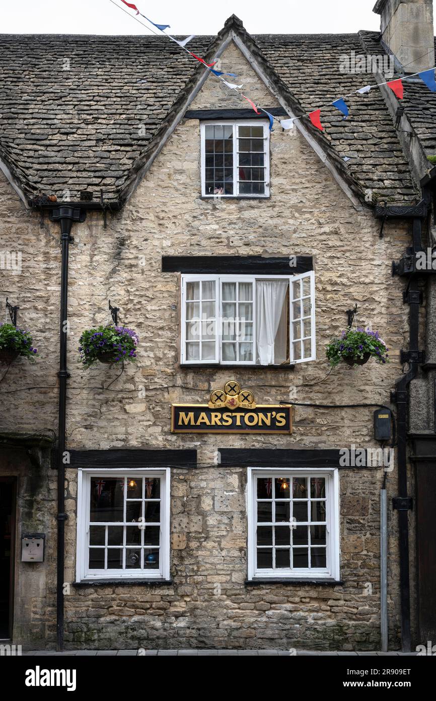 Altes Steinhaus mit Pub in der Altstadt von Cirencester, Cotswolds, Gloucestershire, England, Großbritannien Stockfoto