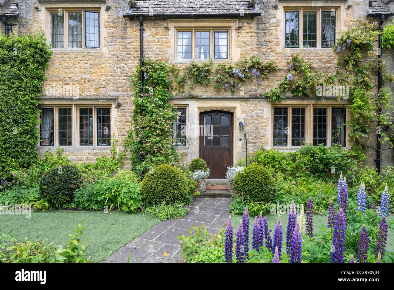 Typisches Steinhaus in den Cotswolds mit üppigen Gärten, Bourton on the Water, Cotswolds, Gloucestershire, England, Großbritannien Stockfoto