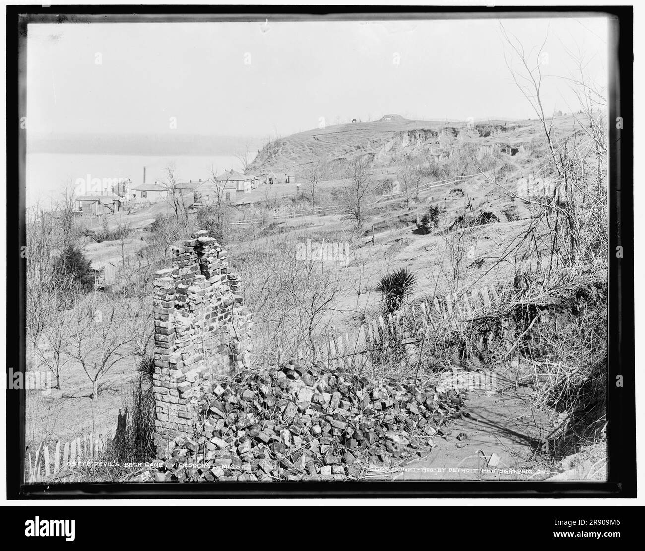 Devil's Backbone, Vicksburg, Miss, c1900. Zerstörtes Gebäude im Vordergrund. Stockfoto