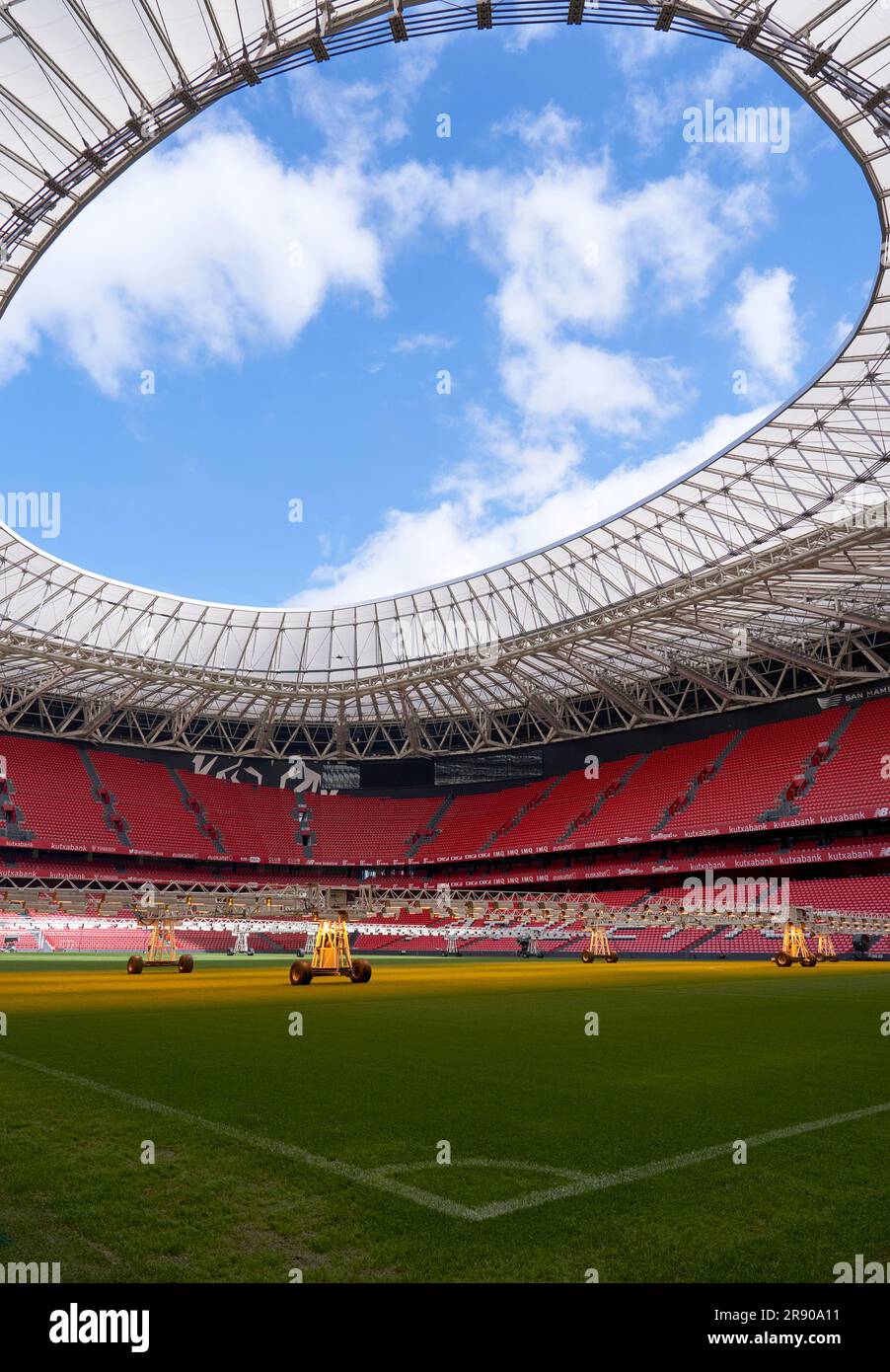 Blick auf das Spielfeld mit Rasenpflegeausrüstung in der San Mames Arena, dem offiziellen Heimstadion des FC Athletic Bilbao, Spanien Stockfoto