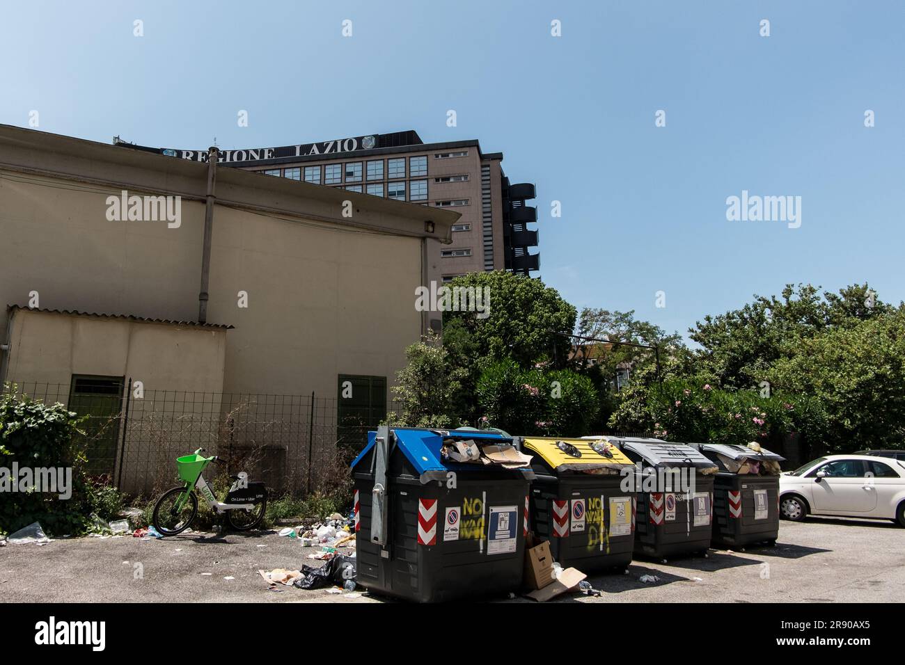 Rom, Italien, Italien. 23. Juni 2023. Rom getrennte Sammlung von Mülleimern, voller Müll, in der Nähe des Verwaltungsgebäudes von Latium. (Kreditbild: © Andrea Ronchini/Pacific Press via ZUMA Press Wire) NUR REDAKTIONELLE VERWENDUNG! Nicht für den kommerziellen GEBRAUCH! Stockfoto