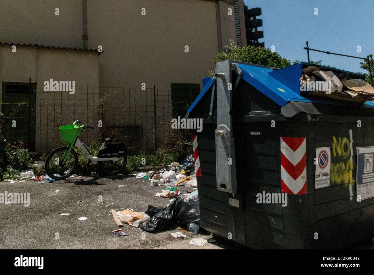 Rom, Italien, Italien. 23. Juni 2023. Rom getrennte Sammlung von Mülleimern, voller Müll, in der Nähe des Verwaltungsgebäudes von Latium. (Kreditbild: © Andrea Ronchini/Pacific Press via ZUMA Press Wire) NUR REDAKTIONELLE VERWENDUNG! Nicht für den kommerziellen GEBRAUCH! Stockfoto