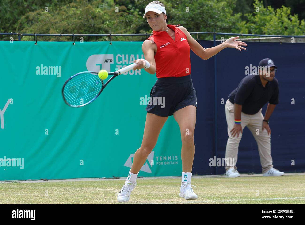 Ilkley Lawn Tennis & Squash Club, Stourton Road, Ilkley, West Yorkshire, 23. Juni 2023. Mirjam Bjorklund von Schweden während der ITF World Tennis Tour W100 Ilkley Semi- Endspiel gegen Dalma Galfi von Ungarn Kredit: Touchlinepics/Alamy Live News Stockfoto