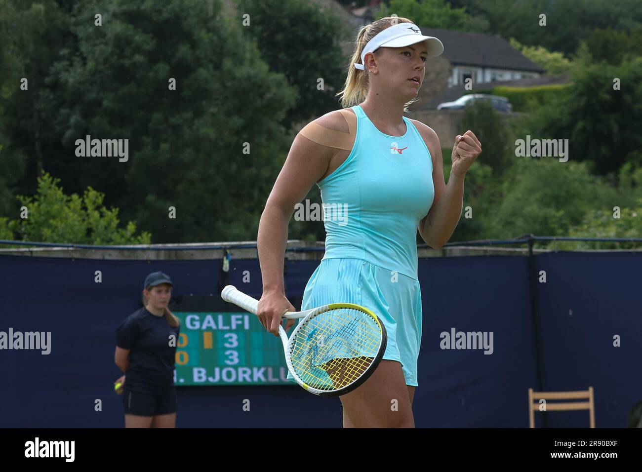 Ilkley Lawn Tennis & Squash Club, Stourton Road, Ilkley, West Yorkshire, 23. Juni 2023. Dalma Galfi aus Ungarn feiert während der ITF World Tennis Tour W100 Ilkley Semi-Finalspiel gegen Mirjam Bjorklund aus Schweden Kredit: Touchlinepics/Alamy Live News Stockfoto