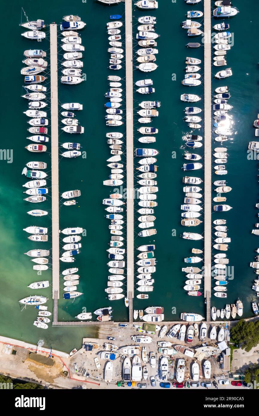 Dubrovnik, Kroatien - 25. Mai 2023: Yachthafen Mit Booten Auf Dem Meer Urlaub Dalmatien Aus Der Vogelperspektive Von Top Portrait In Dubrovnik, Kroatien. Stockfoto