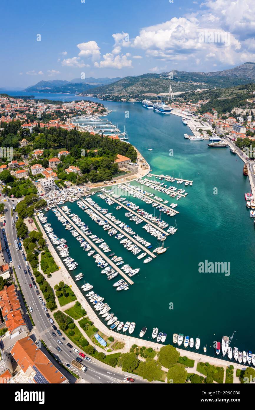 Dubrovnik, Kroatien - 25. Mai 2023: Yachthafen Und Hafen Am Meer Urlaub Dalmatien Luftfoto Portrait In Dubrovnik, Kroatien. Stockfoto