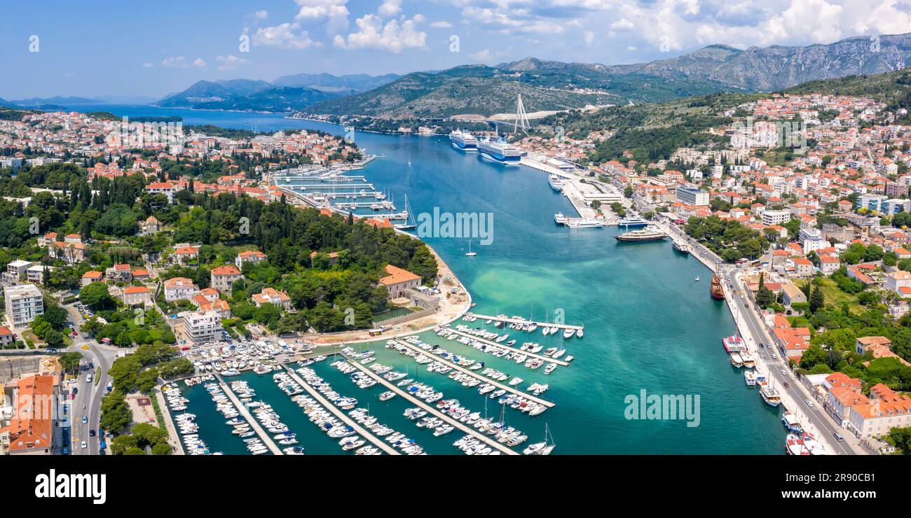Dubrovnik, Kroatien - 25. Mai 2023: Yachthafen Und Hafen Am Meer Urlaub Dalmatien Luftpanorama In Dubrovnik, Kroatien. Stockfoto