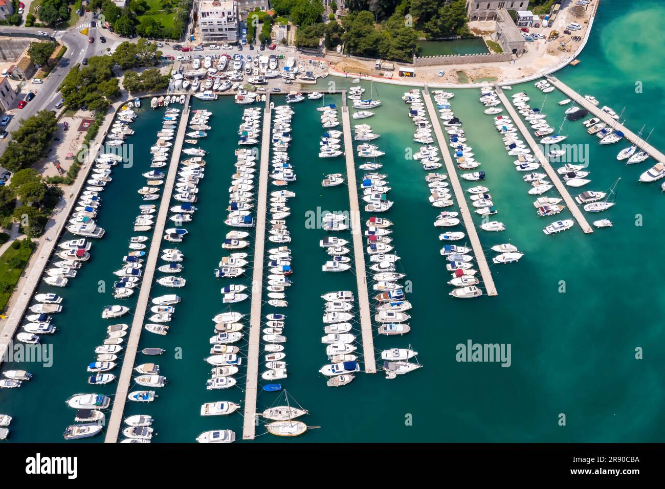 Dubrovnik, Kroatien - 25. Mai 2023: Yachthafen Mit Booten Auf Dem Meer Urlaub Dalmatien Aus Der Vogelperspektive In Dubrovnik, Kroatien. Stockfoto